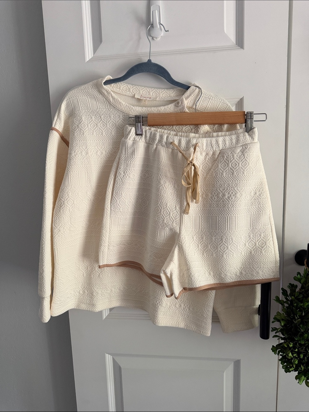 Cream Textured Knit short Set - Shorts & Sweatshirt small